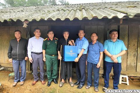 Phó Chủ tịch HĐND tỉnh Chu Lê Chinh thăm và tặng quà các chiến sĩ Điện Biên, dân công hỏa tuyến trên địa bàn huyện Sìn Hồ