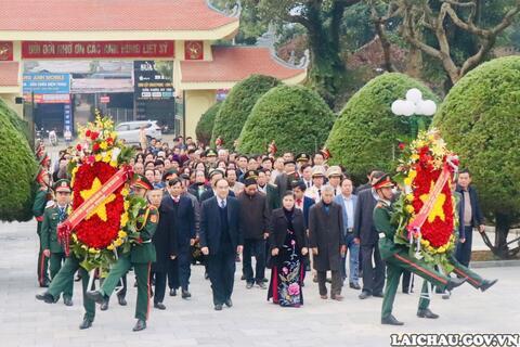 Đoàn đại biểu lãnh đạo tỉnh, nguyên lãnh đạo tỉnh viếng Nghĩa trang liệt sĩ tỉnh nhân kỷ niệm 20 năm chia tách và thành lập tỉnh Lai Châu