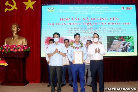 Các chủ thể vui mừng nhận giấy Chứng nhận sản phẩm OCOP tỉnh Lai Châu và Bằng khen của UBND tỉnh