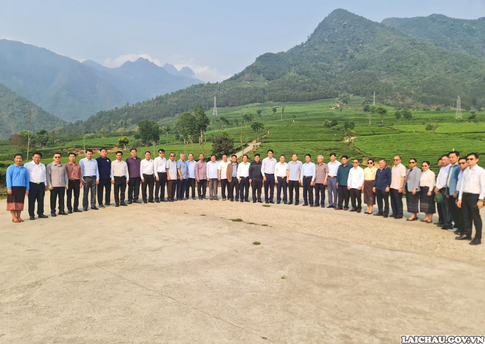 Đoàn công tác của 2 tỉnh Phông Sa Lỳ, U Đôm Xay, nước Cộng hòa Dân chủ Nhân dân thăm mô hình phát triển nông nghiệp tại huyện Tân Uyên