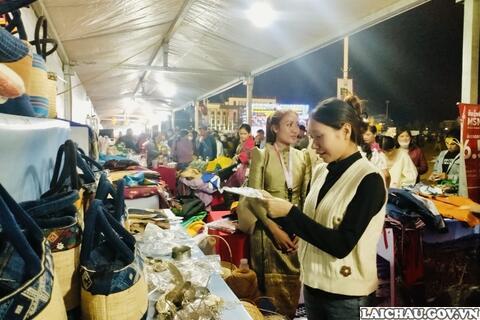Kéo nhau đi mua đặc sản tại Ngày hội văn hoá các dân tộc có số dân dưới 10.000 người tại Lai Châu