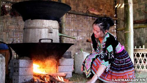 Phụ nữ Mông bên bếp lửa hồng.