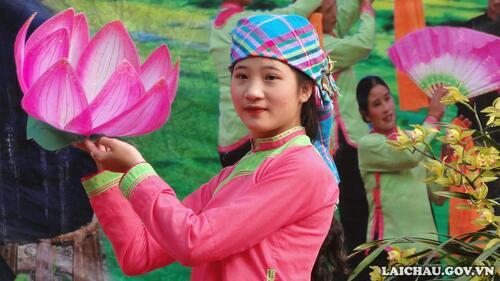 Thiếu nữ dân tộc Giáy đẹp giản dị trong trang phục dân tộc.