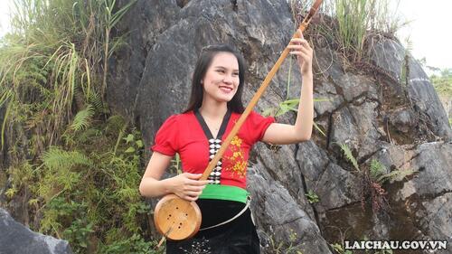 Cô gái dân tộc Thái duyên dáng với nhạc cụ truyền thống.