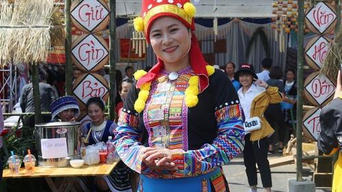 Người dân tộc Dao ở Lai Châu gồm nhiều ngành, nhóm khác nhau như: Dao tiển, Dao đỏ, Dao quần chẹt, Dao khâu... Nên trên mỗi bộ trang phục đều mang vẻ đẹp riêng làm cho phụ nữ khi diện trang phục dân tộc trở lên cuốn hút, rạng ngời. 
