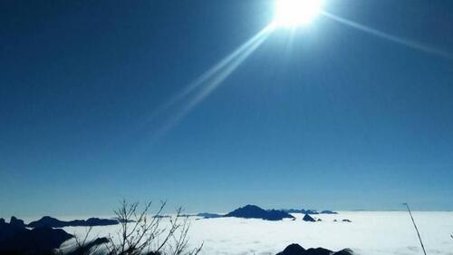 Đứng trên đỉnh Pu Ta Leng, du khách sẽ được ngắm nhìn biển mây trắng bồng bềnh trên nền trời xanh.