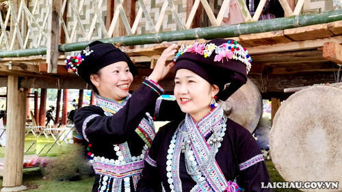 Phụ nữ Lào đẹp rạng ngời trong trang phục truyền thống. (Ảnh: Kim Anh)