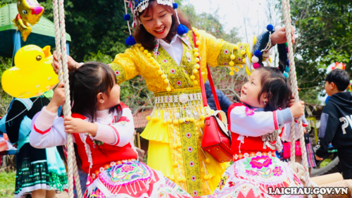 Ngày nay, trang phục dân tộc Mông còn được cách tân với các gam màu sặc sỡ. Theo chia sẻ của bà mẹ trẻ, bộ trang phục của 2 bé gái là bộ cách tân cô Tấm của dân tộc Mông.