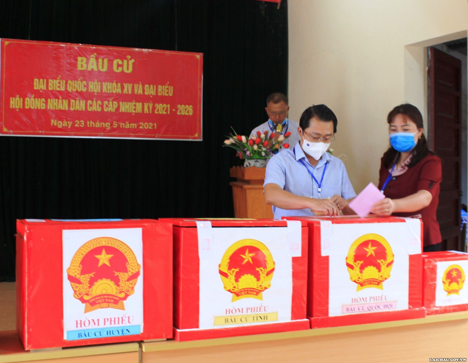 Chủ tịch Ủy ban MTTQ Việt Nam tỉnh Sùng A Hồ kiểm tra công tác bầu cử và bỏ phiếu tại huyện Tân Uyên