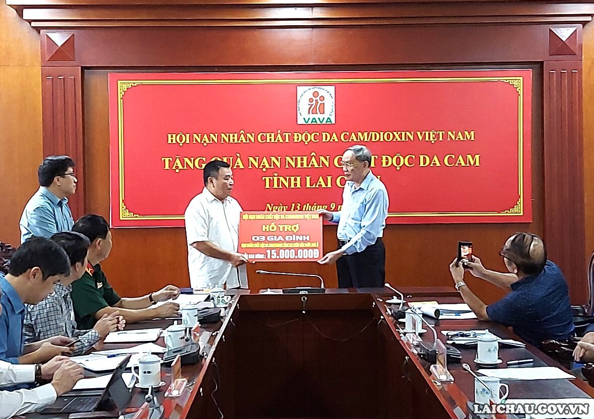 Hội Nạn nhân chất độc da cam/dioxin Việt Nam: Tặng quà nạn nhân chất độc da cam tỉnh Lai Châu