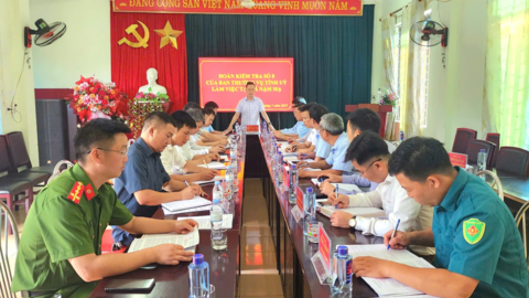 Chủ nhiệm Ủy ban Kiểm tra Tỉnh ủy nắm tình hình công tác tổ chức, hoạt động; thăm, tặng quà các gia đình liệt sĩ trên địa bàn xã Nậm Mạ