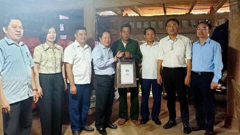 Phó Chủ tịch Thường trực UBND tỉnh thăm và tặng quà gia đình người có công, hộ nghèo tại các xã Nậm Cuổi, Nậm Mạ, Pu Sam Cáp