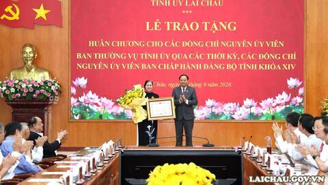 Lễ trao tặng Huân chương cho các đồng chí nguyên Ủy viên Ban Thường vụ Tỉnh ủy qua các thời kỳ, các đồng chí nguyên Ủy viên Ban Chấp hành Đảng bộ tỉnh khóa XIV