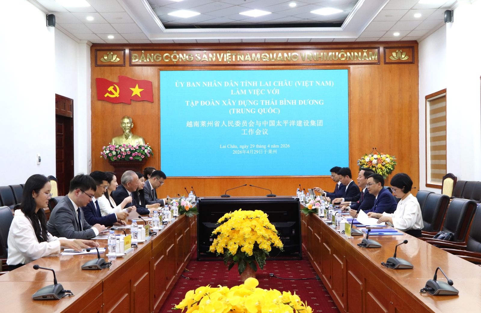 Chủ tịch UBND tỉnh Lai Châu Hà Quang Trung tiếp và làm việc với Tập đoàn Xây dựng Thái Bình Dương (Trung Quốc)