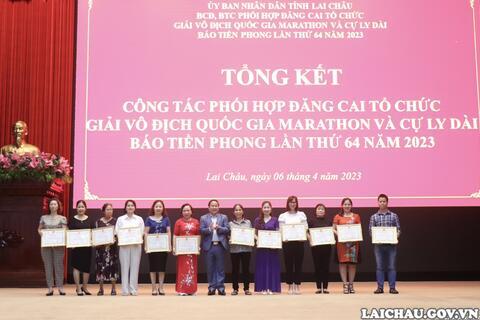 34 tập thể, 77 cá nhân, 14 hộ gia đình được khen thưởng trong công tác tham mưu tổ chức Tiền Phong Marathon lần thứ 64 năm 2023 tại Lai Châu