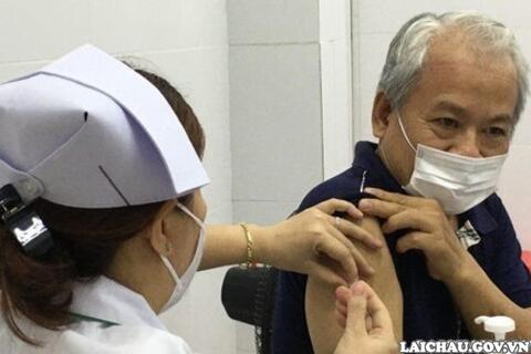 Ca COVID-19 tăng, đẩy mạnh tiêm vaccine để bảo vệ đối tượng nguy cơ cao