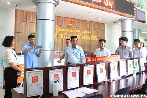 Đoàn công tác học tập kinh nghiệm cải cách hành chính tỉnh Đắk Lắk thăm và làm việc tại Trung tâm Phục vụ hành chính công tỉnh Lai Châu