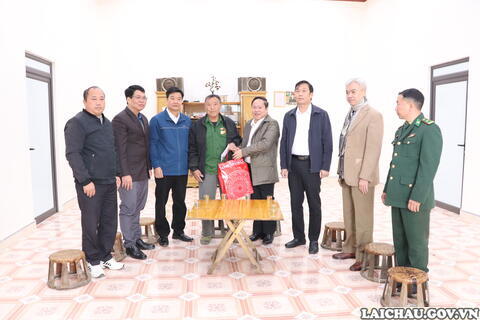 Phó Chủ tịch Thường trực UBND tỉnh thăm hỏi, tặng quà người có công, thân nhân người có công với cách mạng tại huyện Phong Thổ