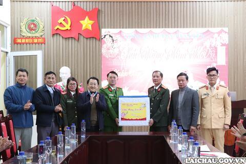 Đoàn công tác của tỉnh thăm, chúc Tết, tặng quà tại huyện Tân Uyên