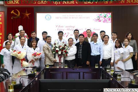Phó Chủ tịch Thường trực UBND tỉnh Tống Thanh Hải thăm, chúc mừng cán bộ, y, bác sĩ Trung tâm Y tế huyện Than Uyên