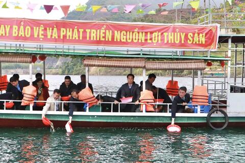 Than Uyên thả cá giống tái tạo nguồn lợi thủy sản