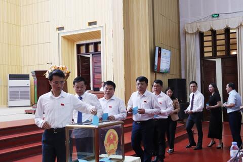 Kỳ họp thứ hai mươi bảy (Kỳ họp chuyên đề): Miễn nhiệm và bầu bổ sung Ủy viên UBND tỉnh Lai Châu nhiệm kỳ 2021 - 2026