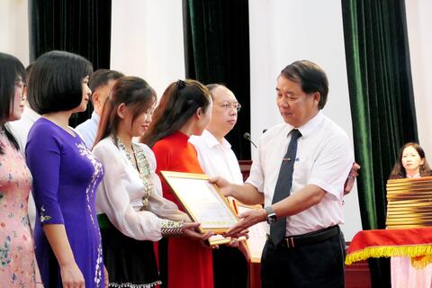 Tân Uyên: Khen thưởng 19 tập thể, 10 gia đình, 31 cá nhân có thành tích trong 10 năm thực hiện Chỉ thị số 05-CT/TW