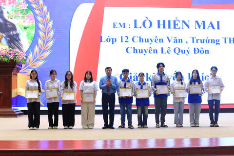 Liên đoàn Lao động tỉnh Lai Châu: Biểu dương giáo viên, học sinh đạt thành tích cao trong giảng dạy và học tập năm học 2024 - 2025