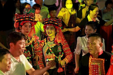<a href="/du-khach" title="Điểm đến-Du khách" rel="dofollow">Điểm đến - Du khách</a>