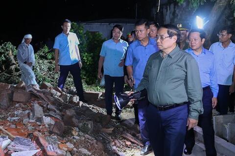 Thủ tướng viếng những người thiệt mạng, thăm hỏi người dân bị thiệt hại do lốc xoáy tại Ninh Bình