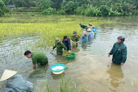 Thủ tướng yêu cầu phải thần tốc hơn nữa, huy động tối đa lực lượng khắc phục nhanh nhất hậu quả bão, mưa lũ