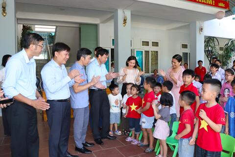 Chủ tịch UBND tỉnh Lê Văn Lương động viên và tặng quà Trung thu cho các cháu thiếu niên, nhi đồng tại xã Khun Há và Bản Bo