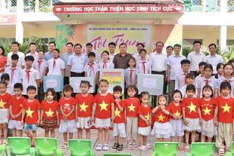 Phó Chủ tịch UBND tỉnh Giàng A Tính tặng quà Trung thu cho các cháu thiếu niên, nhi đồng tại xã Bình Lư, xã Nậm Tăm và kiểm tra tuyến đường Tỉnh lộ 135 (Nùng Nàng - Nậm Tăm)