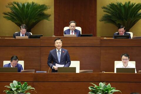 Phó Thủ tướng Lê Thành Long làm rõ một số vấn đề kinh tế - xã hội trước Quốc hội