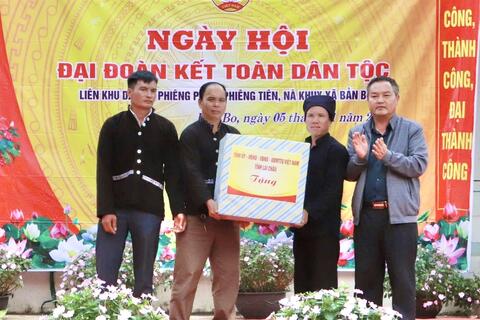 Phó Chủ tịch UBND tỉnh Giàng A Tính dự Ngày hội “Đại đoàn kết toàn dân tộc” liên bản Phiêng Pẳng - Phiêng Tiên - Nà Khuy, xã Bản Bo