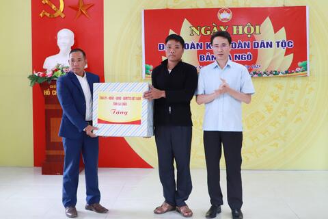 Phó Chủ tịch UBND tỉnh Hà Trọng Hải dự Ngày hội Đại đoàn kết toàn dân tộc tại bản Nà Ngò, xã Nậm Sỏ