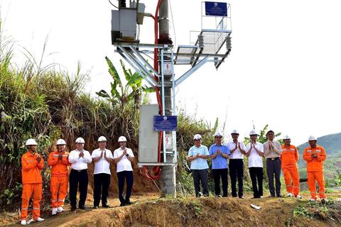Chuyện về những người dựng xây “con đường ánh sáng” - Kỳ 1: Gặp những người đưa điện lên vùng cao