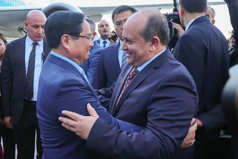 Thủ tướng Sifi Ghrieb ra sân bay đón Thủ tướng Phạm Minh Chính thăm chính thức Algeria