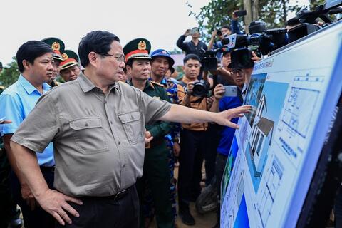 Thủ tướng: Triển khai "chiến dịch Quang Trung" thần tốc dựng lại nhà cho đồng bào bị thiên tai
