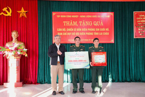 Đoàn công tác của Petrovietnam thăm, tặng quà cán bộ, chiến sĩ Đồn Biên phòng Sin Suối Hồ