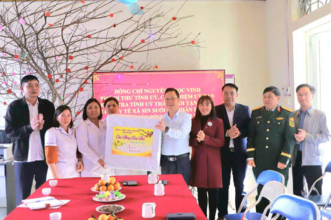 Phó Bí thư Tỉnh ủy, Chủ nhiệm Ủy ban Kiểm tra Tỉnh ủy Nguyễn Ngọc Vinh thăm, chúc Tết tại xã Sin Suối Hồ