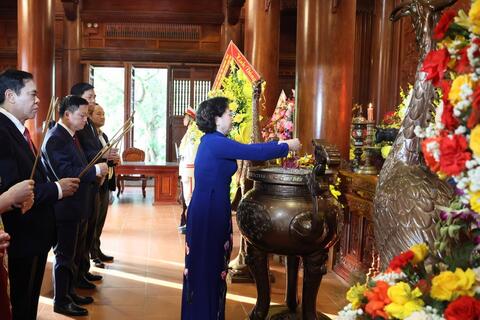 Phó Thủ tướng Phạm Thị Thanh Trà dâng hương tưởng niệm Chủ tịch Hồ Chí Minh tại Khu di tích Kim Liên