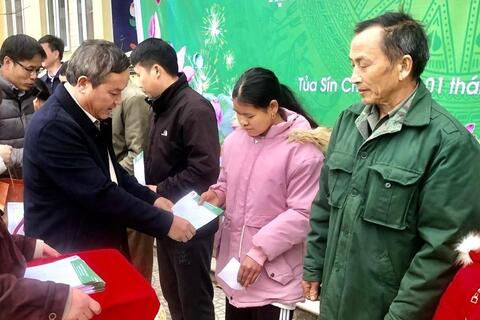 Đồng chí Giàng A Tính - Phó Chủ tịch UBND tỉnh dự chương trình trao quà tết tại xã Tủa Sín Chải