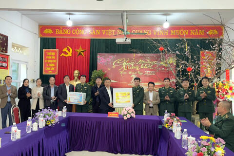 Phó Chủ tịch Thường trực Ủy ban MTTQ Việt Nam tỉnh Tống Thanh Bình thăm, tặng quà Tết tại các xã Phong Thổ, Khổng Lào