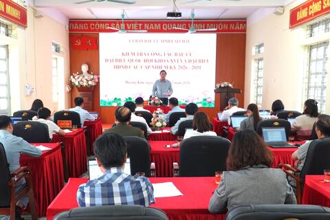 Đoàn kiểm tra Ủy ban bầu cử tỉnh dâng hương tại Nhà truyền thống Khu di tích lịch sử bản Lướt và kiểm tra công tác bầu cử tại xã Mường Kim