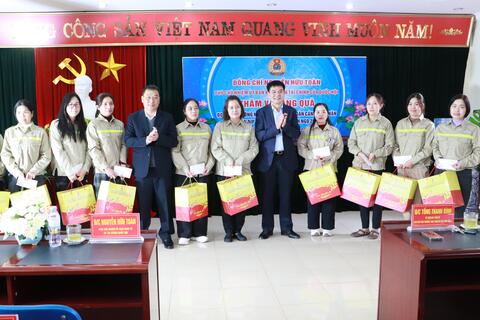 Phó Chủ nhiệm Ủy ban kinh tế, tài chính của Quốc hội Nguyễn Hữu Toàn thăm và tặng quà đoàn viên, công nhân lao động có hoàn cảnh khó khăn tại tỉnh Lai Châu