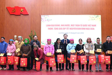 Ủy viên Bộ Chính trị, Giám đốc Học viện Chính trị Quốc gia Hồ Chí Minh Đoàn Minh Huấn thăm và tặng quà Tết tại Lai Châu