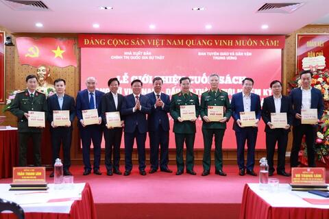 Giới thiệu cuốn sách về dấu ấn thành tựu nhiệm kỳ Đại hội lần thứ XIII của Đảng