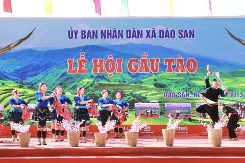 Đầu xuân vui hội Gầu tào xã Dào San