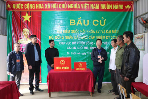 Phó Bí thư Tỉnh ủy Nguyễn Ngọc Vinh kiểm tra công tác bầu cử tại phường Tân Phong và xã Sin Suối Hồ